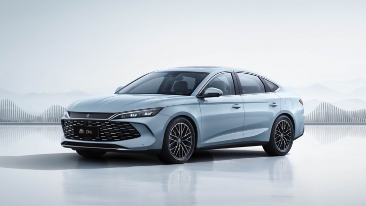 BYD Unveils Hybrid Sedans with Groundbreaking 2,100 km Range